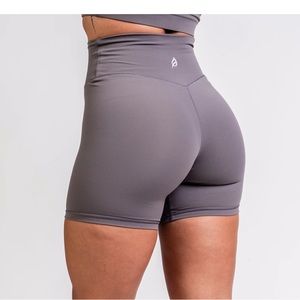 NWOT P’Tula Cassey Short 6” Smoke